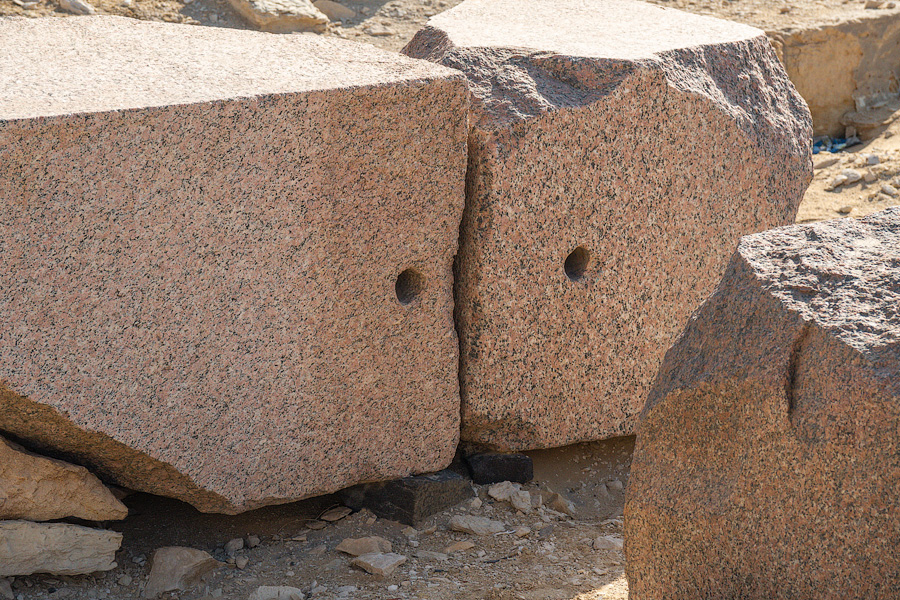 Блоки из красного гранита с трубчатым сверлением. Пирамида Усеркафа, Саккара