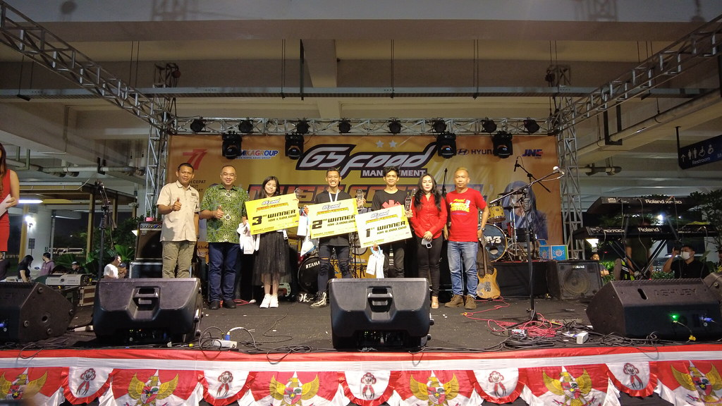 Bupati Tangerang berikan piala kepada pemenang GS Food Band Competition