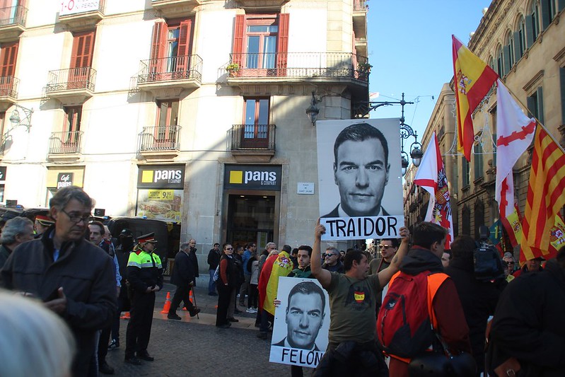 FOTOGRAFÍA. BARCELONA (ESPAÑA), 12.01.2020. Unos de los carteles con foto del presidente de Gobierno de España dice «Sánchez traidor» Ñ Pueblo (1)