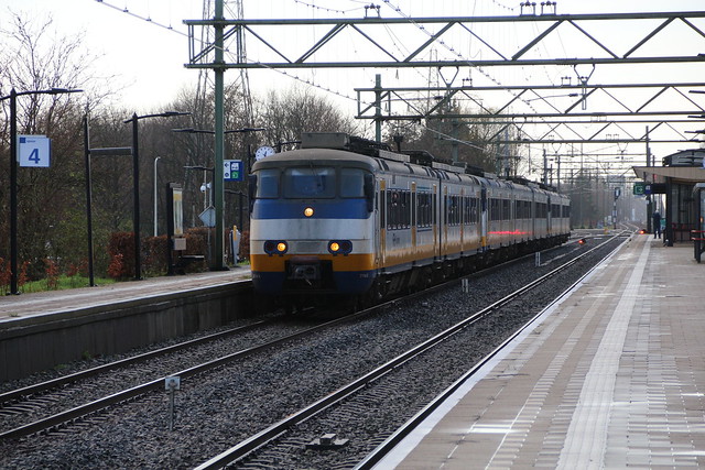 2021-12-11; 0022. SGM-2-2143, SGM-3-2992 en SGM-2-2136 als trein 2134. Den Haag Mariahoeve.