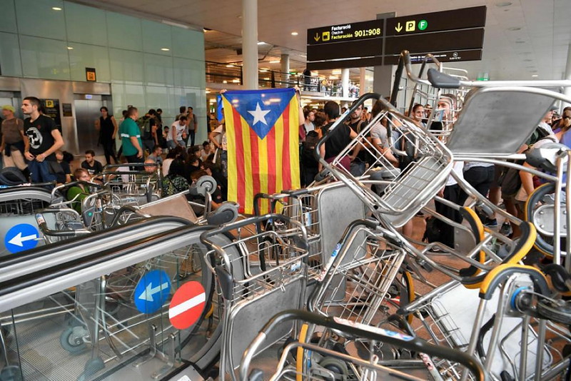 FOTOGRAFÍA. BARCELONA (ESPAÑA), 14.10.2019. Sentencia del Procés. Miles de secesionistas se agolpan ante el Aeropuerto del Prat. Efe (1)