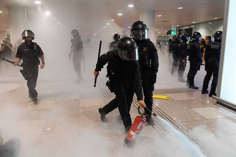 FOTOGRAFÍA. BARCELONA (ESPAÑA), 14.10.2019. El separatismo ataca el aeropuerto de El Prat en Barcelona. La policía debe hacer también urgentemente de bomberos. AFP