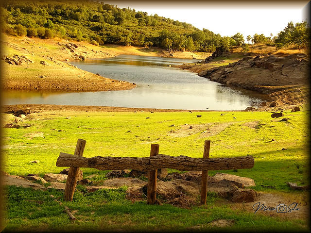 Barragem de Arcossó (Nogueirinhas) – Chaves – Portugal  … no ano passado quando ainda tinha alguma (pouca) água … agora … esta parte do leito está completamente seca …