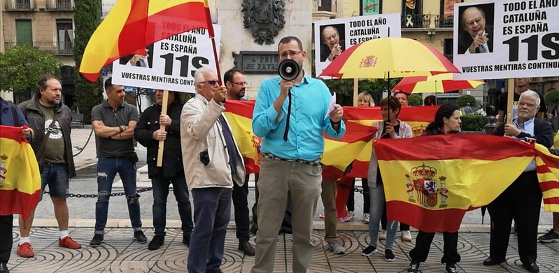 FOTOGRAFÍA. REUS (TARRAGONA), 11.09.2019. Un grupo de vecinos de Tarragona hace una ofrenda floral al general Prim y exhiben banderas españolas. Ñ pueblo (4)