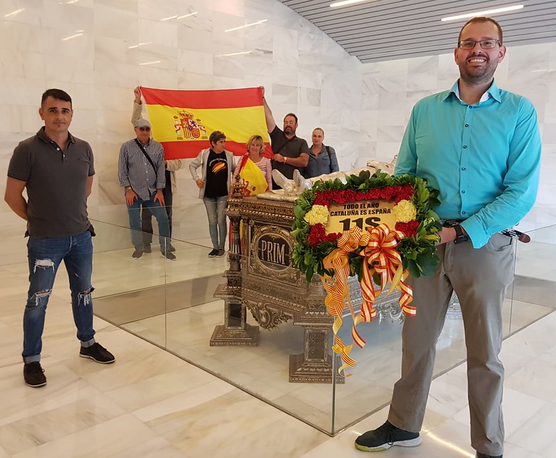 FOTOGRAFÍA. REUS (TARRAGONA), 11.09.2019. Un grupo de vecinos de Tarragona hace una ofrenda floral al general Prim y exhiben banderas españolas. Ñ pueblo (2)