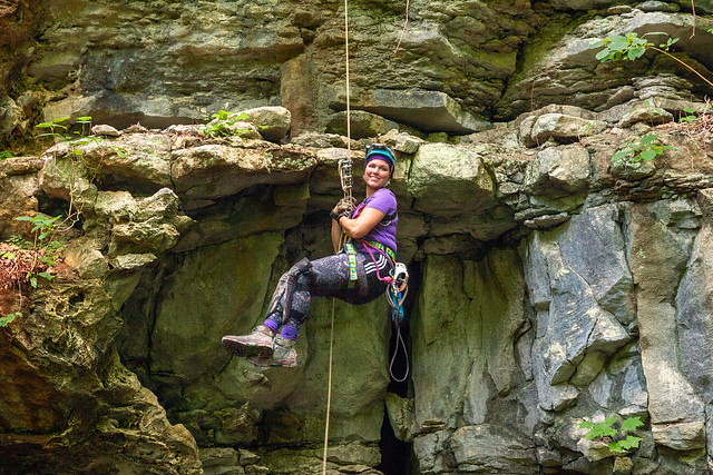 Leanne - Black H With Water rappel
