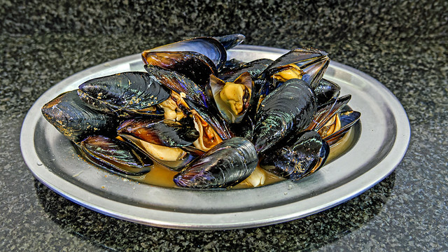 Plate of Valencian Mussels (Clochinas - Clotxinas) Only Available May-Sept (Smaller & withy More Flavor) Tasca Angel Tapas Bar (Valencia)  (Panasonic Lumix LX100M2)