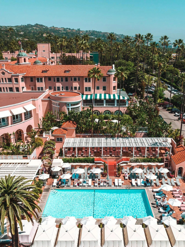 Hotel Bel-Air in Beverly Hills, the pink palace that Marilyn Monroe loves so much , has a set of "Marilyn's Menu", the list is her favorite steak, lamb chops, pasta and meatballs, There's also an ice cream sundae, which is still available to staying guests today!