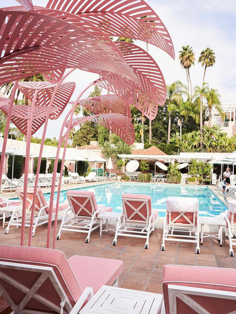Hotel Bel-Air in Beverly Hills, the pink palace that Marilyn Monroe loves so much , has a set of "Marilyn's Menu", the list is her favorite steak, lamb chops, pasta and meatballs, There's also an ice cream sundae, which is still available to staying guests today!