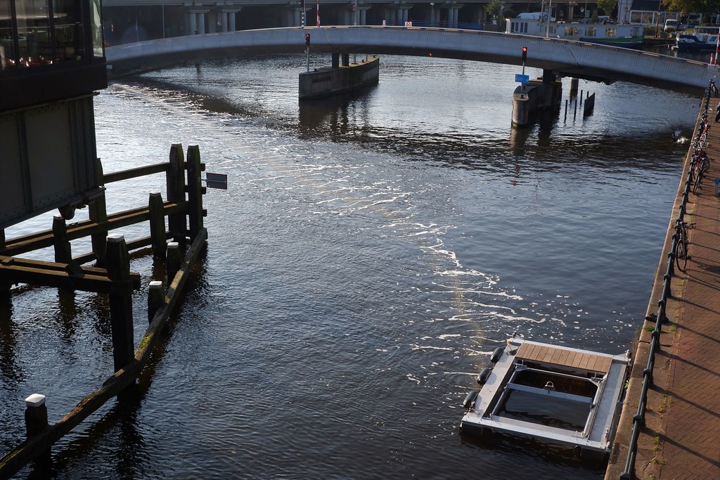 2019年在阿姆斯特丹運河完成的Bubble Barrier首例。圖片來源：The Great Bubble Barrier®
