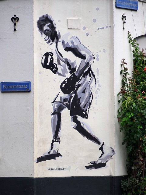 A boxer drawn by Vera Nederlof on a facade in Rotterdam Crooswijk