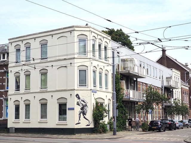 A boxer drawn by Vera Nederlof on a facade in Rotterdam Crooswijk