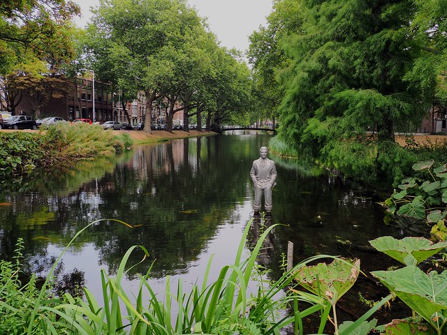 The aluminum man in a suit is standing in the Crooswijksesingel