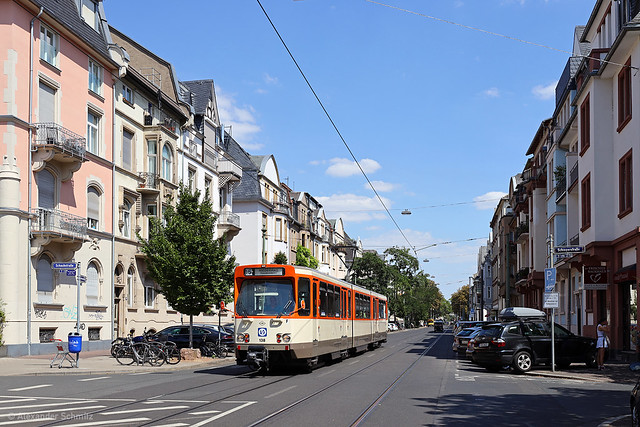 (D) Frankfurt am Main: DÜWAG Pt 138 auf der Linie 15 in Richtung Niederrad Hardtwaldplatz nahe der Haltestelle Stresemannallee/ Gartenstraße