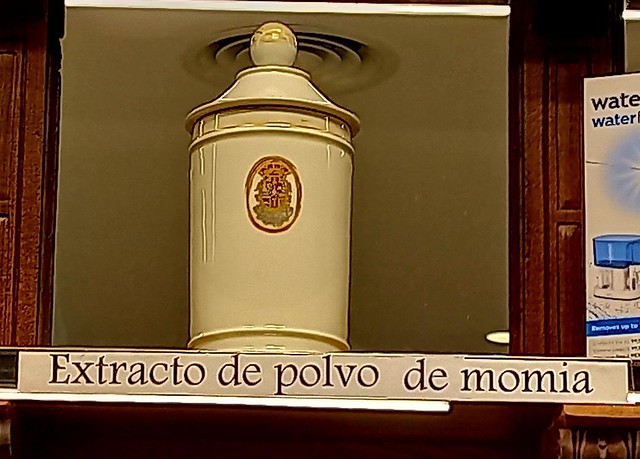 49- Extracto de Polvo de Momia en la Farmacia de la Reina Madre, Madrid...