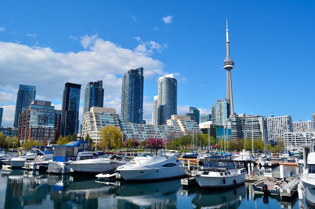 加拿大多倫多早在2009年成為北美第一個訂立新建物設光電相關法規的城市。圖片來源：ElasticComputeFarm／Pixabay