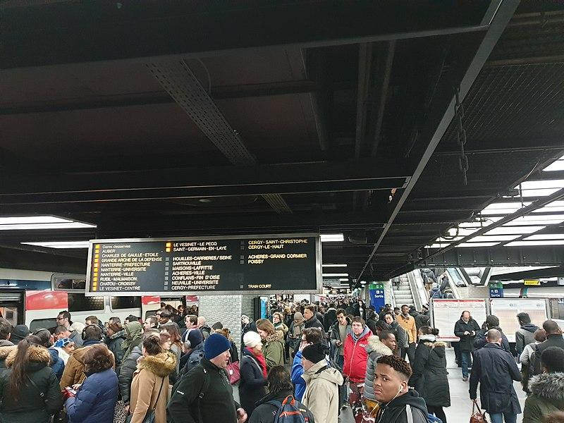 法蘭西島大區快鐵Châtelet-Les Halles車站的通勤人潮。資料來源：Wikipedia Commons / Bretwa