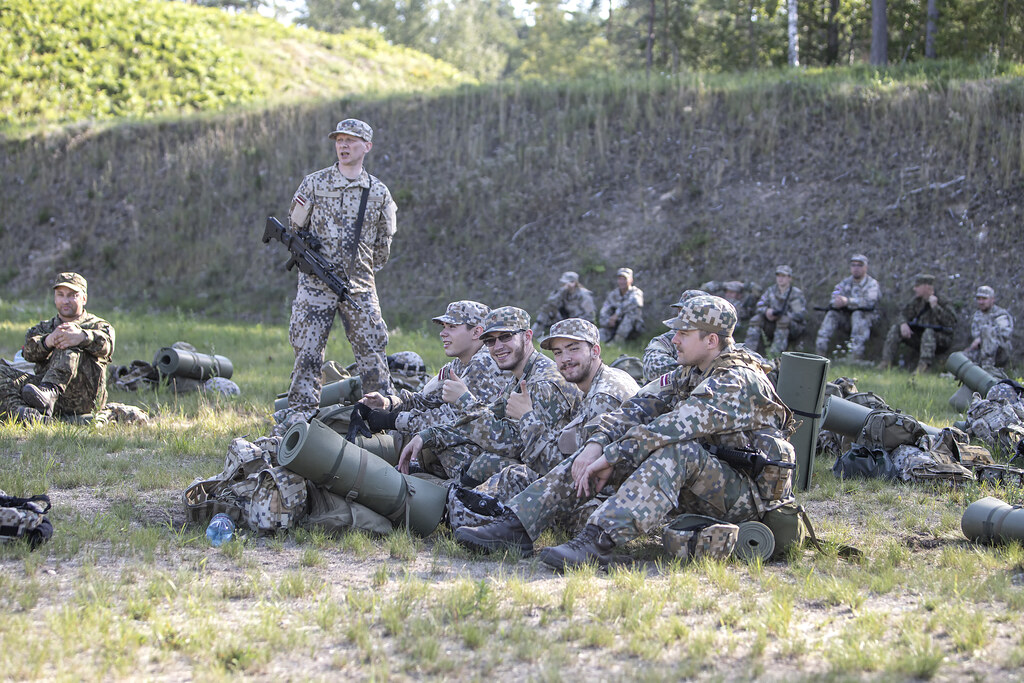 NBS Kājnieku skolā rezervisti apgūst militārās apmācības kursu