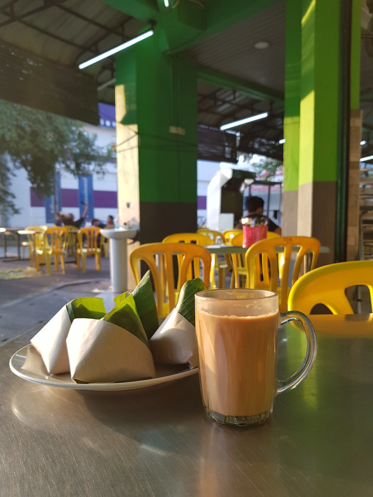 馬來椰漿飯 Nasi Lemak bungkus rm$1.60 & 奶茶 Teh Tarik rm$2 @ Restoran Salsabeel HM in Glenmarie, Shah Alam