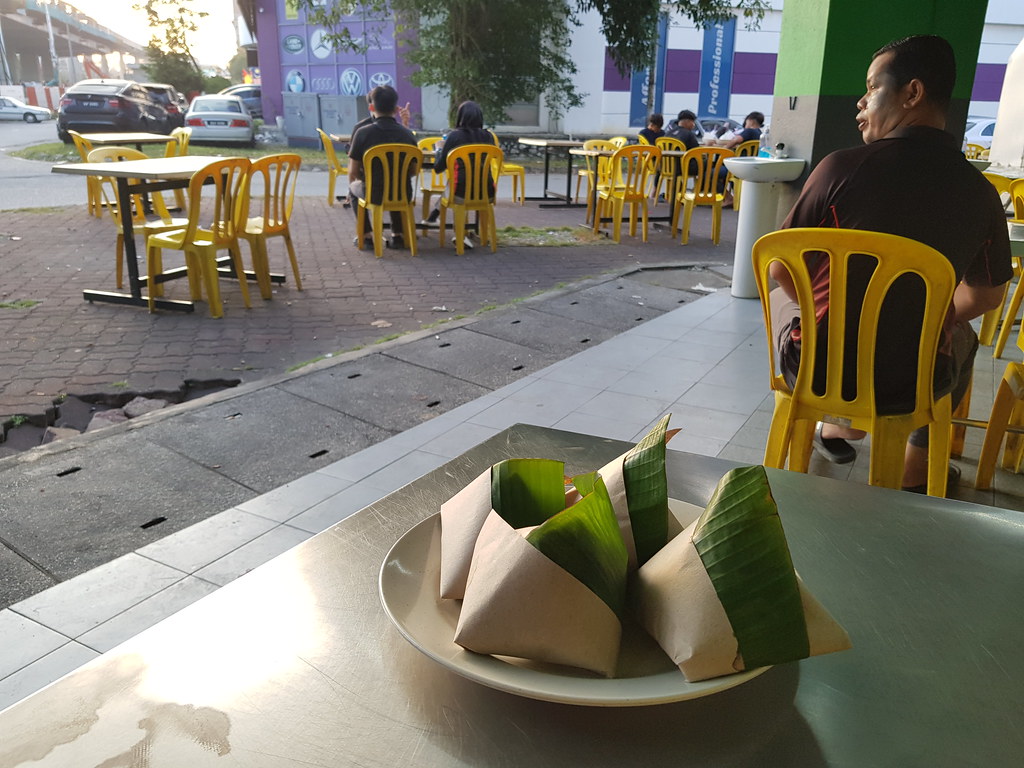 馬來椰漿飯 Nasi Lemak bungkus rm$1.60 & 奶茶 Teh Tarik rm$2 @ Restoran Salsabeel HM in Glenmarie, Shah Alam