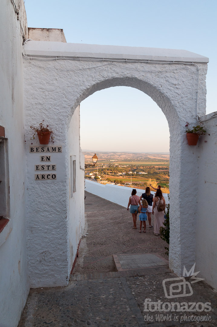 Turismo en Arcos de la Frontera: El Mirador de Abades y la iniciativa "Bésame en este Arco"