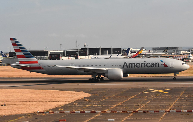 American Airlines N171AN Boeing 777-323(ER)