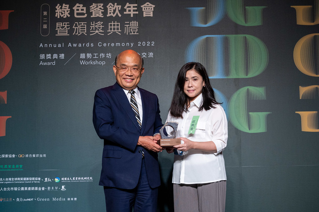 蘇貞昌院長頒發年度最佳營運獎給Thomas Chien天才餐飲事業集團。圖片來源：綠色餐飲指南