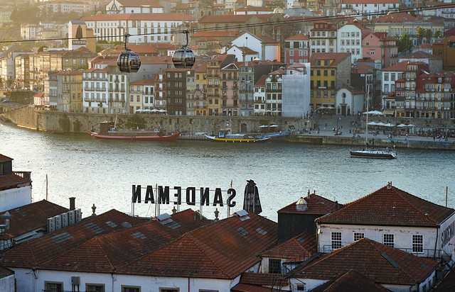 Porto - Blick vom Stadtteil Vila Nova da Gaia auf den Douro und die Seilbahn, die ihn überspannt