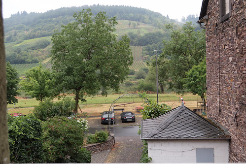 Ausblick an einem regnerischen Morgen vom Balkon unserer Ferienwohnung in Valwig