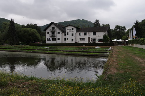 Fischteiche und Gebäude des Restaurants "Forellenzucht" im Baybachtal