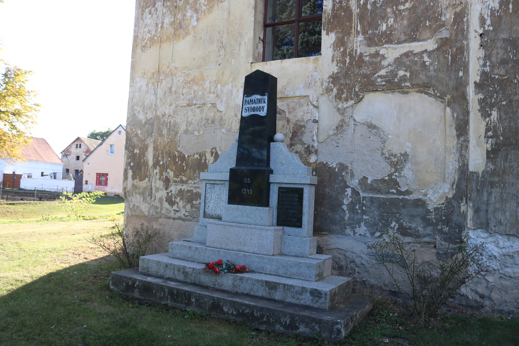 pomník obětem 2. světové války ve Vintířově