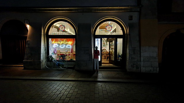 20220815 Krakau Altstadt Schaufenster Nacht (47)