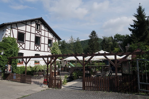 Außenbereich des Restaurants "Forellenzucht" im Baybachtal