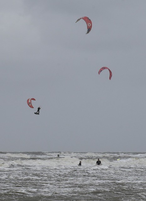 Am Strand in St. Peter-Ording - Kite-Surfer; Nordfriesland (26)