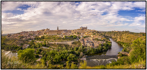 Toledo by Guillermo de Baskerville, Comienzo del atardecer.
Panorámica compuesta de 14 fotos en dos filas. 
*doble clic para ampliartole