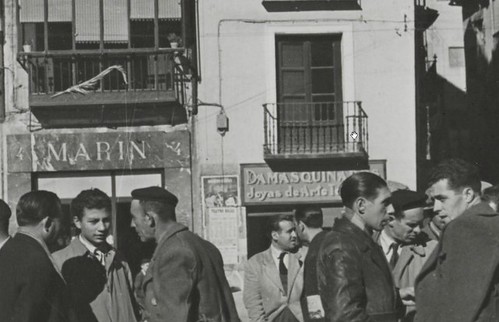 Hombres con gomina y boinas en la plaza de Zocodover. Detalle de una Fotografía de Steven Henty en 1949