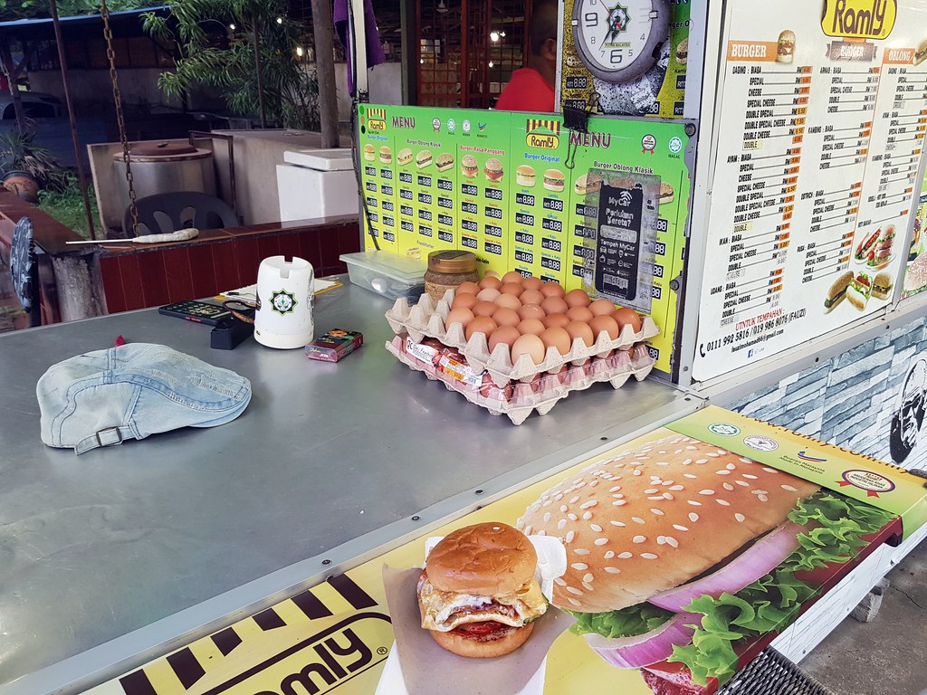 兔子肉漢堡包 Ramly Burger Arnab Special rm$6 @ Keropok Lekor Oh Fatimah at Cherating Tanjung Tengah in 關丹 Kuantan