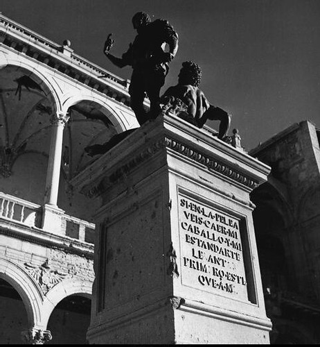 Estatua del furor de Carlos V en el Alcázar de Toledo el 1 de junio de 1949. Fotografía de Steven Henty.