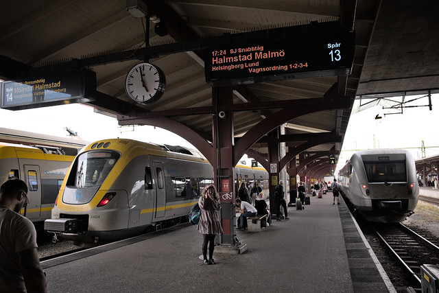 Göteborg C || Till vänster: Västtrafiks X61.024 med Öresundståget mot Halmstad C. Till höger: X55 (SJ 3000) med Snabbtåg 495 till Malmö C; jag ska stiga på detta tåg och åka vidare till Hamburg med Snälltåget