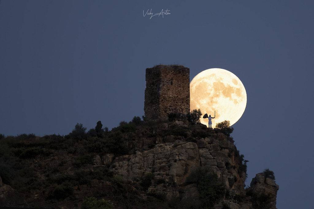 Luna llena sobre el castillo de Almenara, Valencia