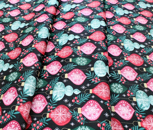Cloud9 Fabrics Winter Wonderland 227195 Berries & Baubles