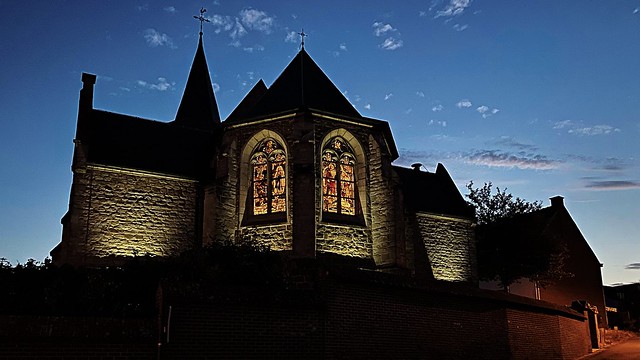 La nuit tombe sur l’église de Releghem