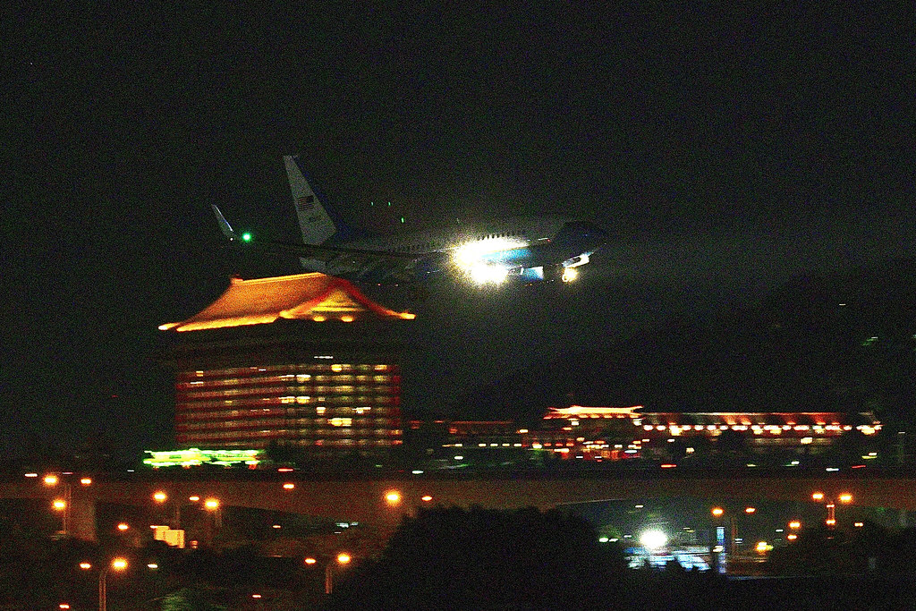 裴洛西搭乘的美军c-40c行政专机8_2晚间抵达松山机场