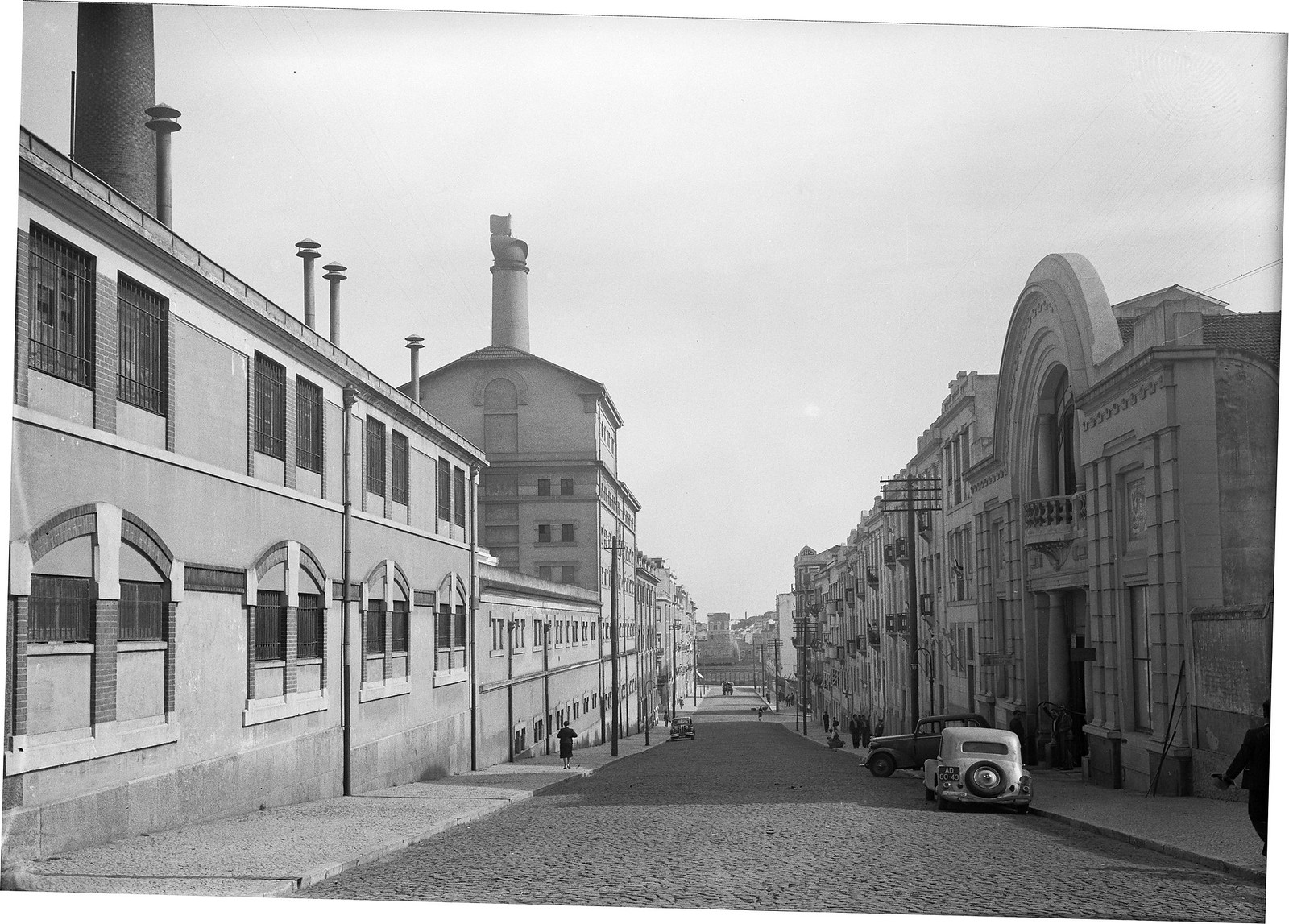 Sociedade Central de Cervejas e garagem Tomarense na R. Ant.º Pedro, Lisboa  (H. Novais, c. 1940)