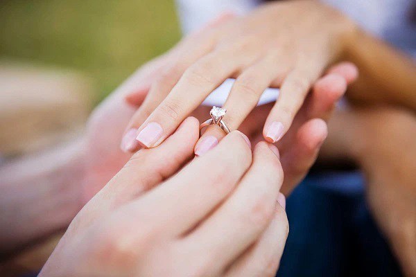 Nhẫn cầu hôn đeo ngón nào? Ý nghĩa của nhẫn cầu hôn