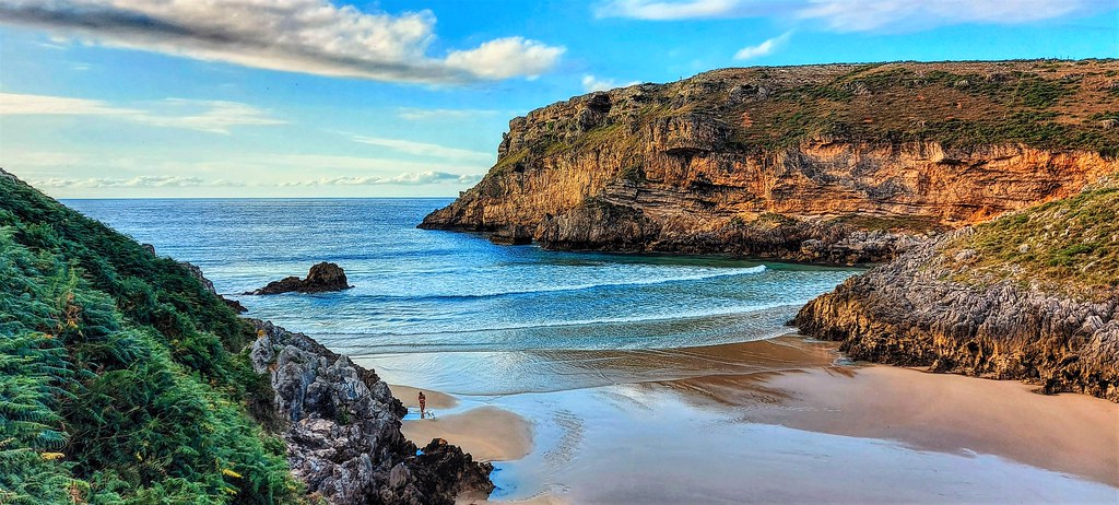 La pequeña playa de Fuentes. Cantabria . Explore 25-08-2022