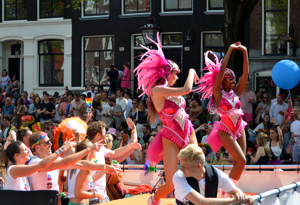 Gay Canal Pride, danseressen, Amsterdam 2022