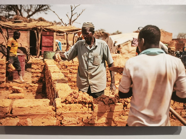 construyendo muro de casa de adobe campo de refugiados de Barshalogo Burkina Faso fotógrafo Juan Luis Rod Exposición Las Tres fronteras en Casa África Las Palmas de Gran Canaria