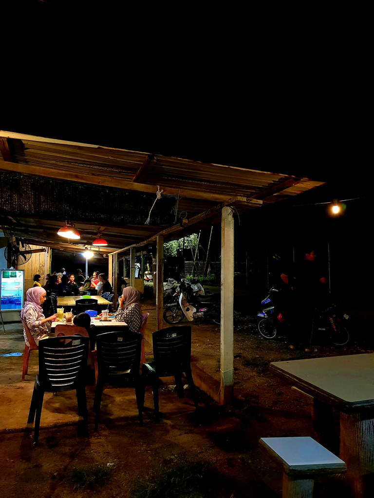 @ Local Cafe in Pantai Pelinding, Kuantan