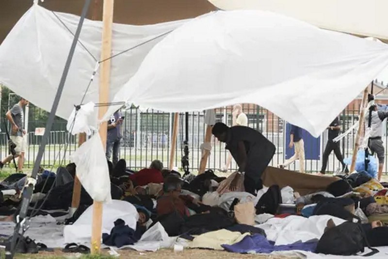 FOTOGRAFÍA. TER APEL (PAÍSES BAJOS), 26.08.2022. Inmigrantes ilegales, solicitantes de papeles, duermen en el centro de solicitud de asilo de Ter Apel, en Países Bajos. Efe (1)